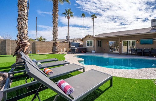 Paradise Valley Village House | Heated Pool, Spa, Putt-Putt, Theatre & Game Room, 2 Kitchens!
