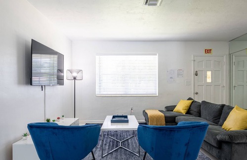 West Hollywood House | Heated Pool spacious House 5Beds-3Baths 10 guests