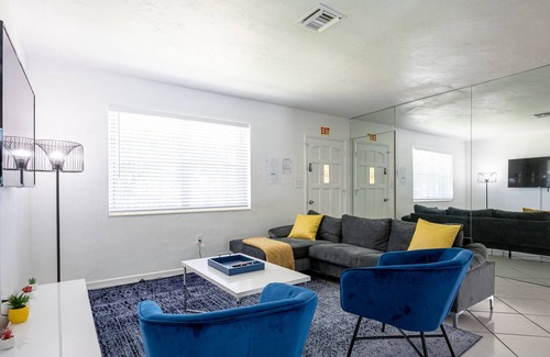 West Hollywood House | Heated Pool spacious House 5Beds-3Baths 10 guests