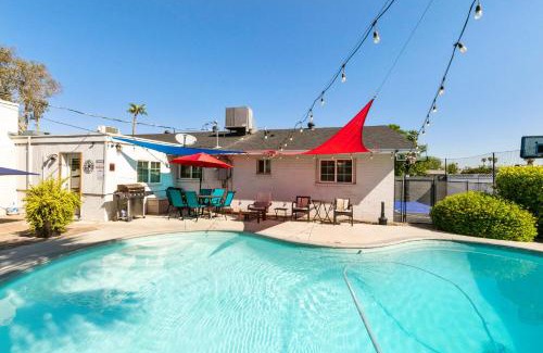 Tempe House | Heated pool, Sports Court, Pool table, King beds