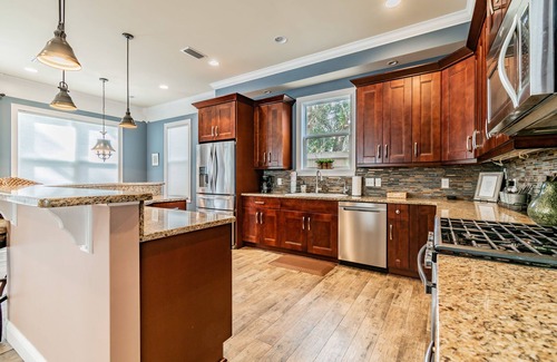 Lincolnville House | Heated POOL, Walk DT, Food, mins to beach, foosball/games, private yard pets👍