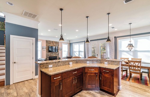 Lincolnville House | Heated POOL, Walk DT, Food, mins to beach, foosball/games, private yard pets👍
