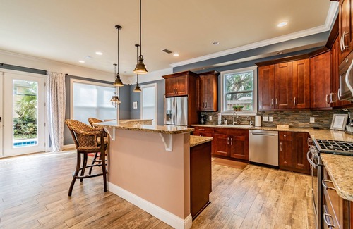 Lincolnville House | Heated POOL, Walk DT, Food, mins to beach, foosball/games, private yard pets👍