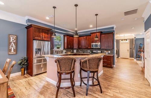 Lincolnville House | Heated POOL, Walk DT, Food, mins to beach, foosball/games, private yard pets👍