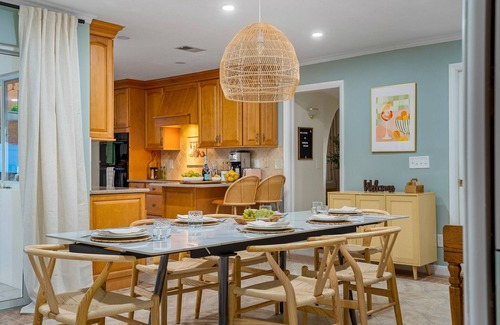 Dunedin House | Heated salt water pool Spacious 4BR,3BR