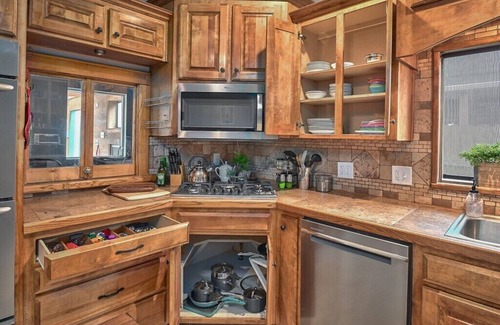 Independence House | Heated Salt Water Pool and Large Home l Spring Break! Close to Soccer + Royals