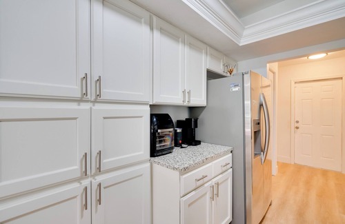 Yacht Club House | Heated Saltwater Pool < 2 Mi to Yacht Club Beach!