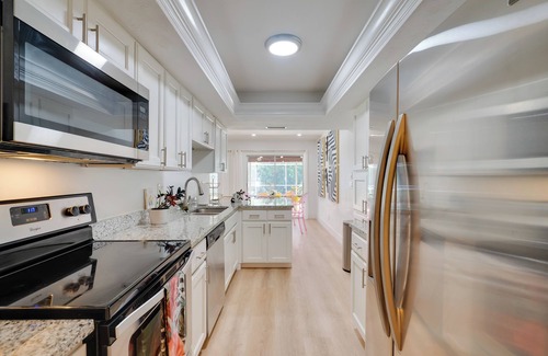 Yacht Club House | Heated Saltwater Pool < 2 Mi to Yacht Club Beach!