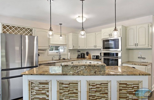 Lake Geneva House | Heated Saltwater Pool |Outdoor Kitchen, Bar & TV |Poolside Seating |Gas Fireplace |Near Downtown