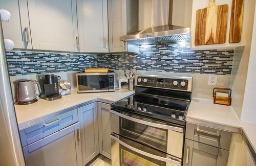 Pompano Beach House | HEATED SALTWATER POOL,KING BED,PET/FRIENDLY PEACEFUL RETREAT