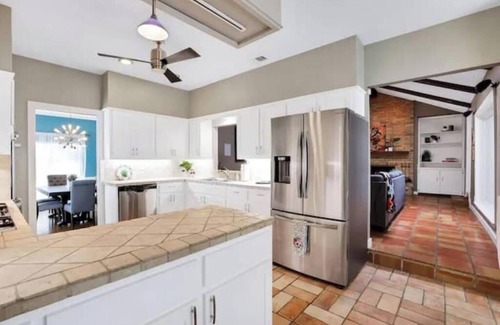 Medical Center District House | Heated Swimming pool & Hot tub 7 bed central home