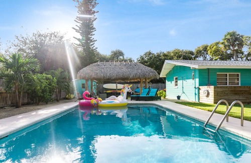Cocoa Isles House | HeatedLargePool~Walk2Beach~FirePit~MiniGolf~2Kings~BeachGear~TikiHut~Bikes~Games
