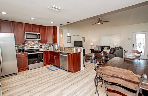 Brandon House | Heather Lakes Retreat – Stylish 3BR Home w/Lake Views, Lanai, Smart TVs & Pet-Friendly Yard!