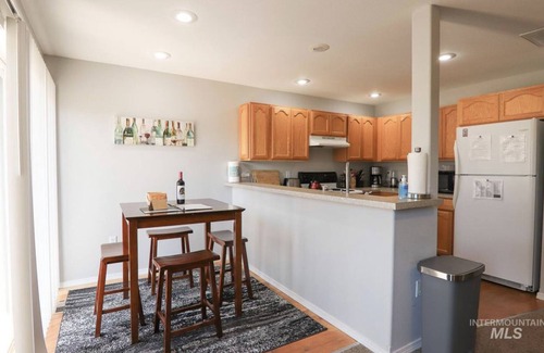 Moscow House | Heather’s Home- 3 Bed, 2.5 Bath, full kitchen. Clean and comfortable Moscow home