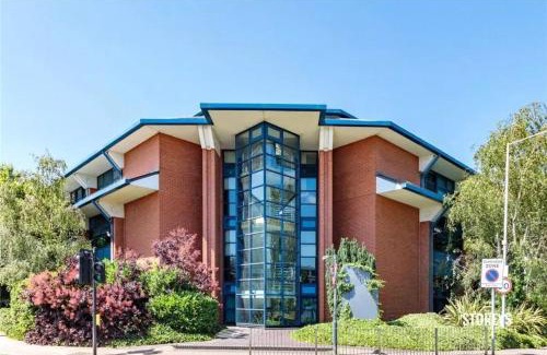 Harlington Apartment | Heathrow Airport Spacious Apartment, Sleeps 1-4, Newly Renovated & Managed with FREE Private Parking