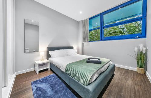 Harlington Apartment | Heathrow Airport Spacious Apartment, Sleeps 1-4, Newly Renovated & Managed with FREE Private Parking