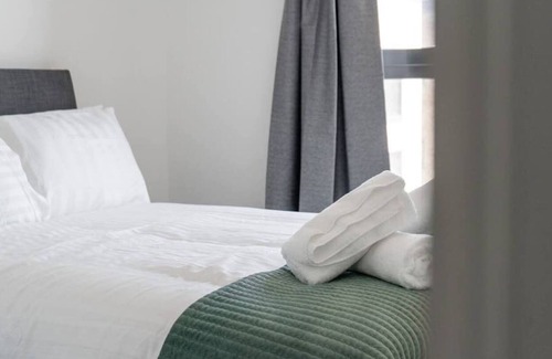 George Green Apartment | Heathrow Gateway Apartment with Balcony & Parking