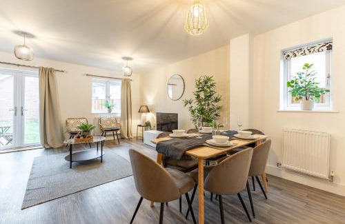 Stanwell House | Heathrow House with Parking - Sleeps 5 near M25, Virginia Water, Thorpe Park & Legoland, Mid To Long Term Bookings Welcome