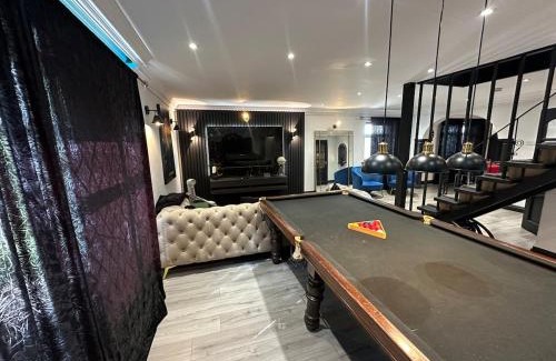 Colnbrook Apartment | Heathrow Large House with Driveway, Hot tub and Garden