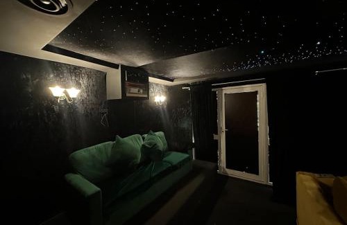 Colnbrook Apartment | Heathrow Large House with Driveway, Hot tub and Garden
