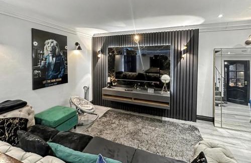 Colnbrook Apartment | Heathrow Large House with Driveway, Hot tub and Garden