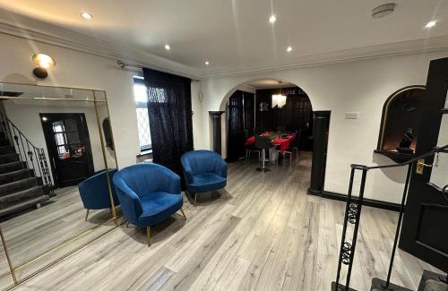 Colnbrook Apartment | Heathrow Large House with Driveway, Hot tub and Garden