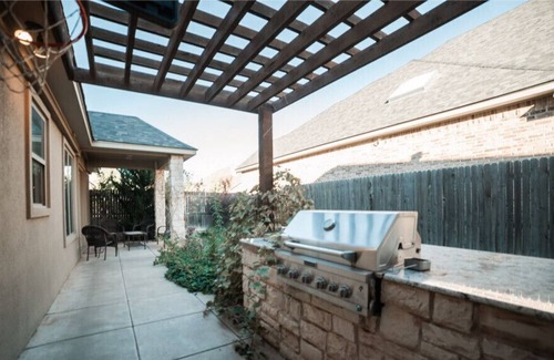 Amarillo House | Heaven on Banks