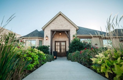 Amarillo House | Heaven on Banks