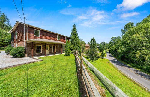 Sevierville Cottage | Heaven Sent - Tastefully Decorated Cabin with Fireplace