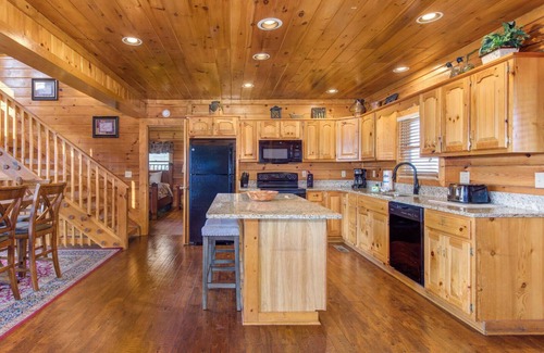 Gatlinburg - Pigeon Forge Resort | Heavenly Hideaway is a stunning four-bedroom cabin located in Starr Crest Resort