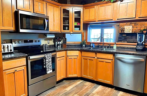 Sevierville Cabin | Heaven’s Kiss ~ Large Heated Pool ~ Theater ~ Game Room ~ Fire Pit ~ Private