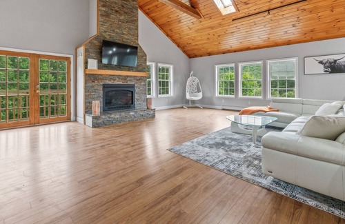 West Minot House | Hebron Hideaway!