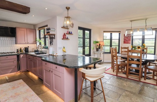 Barnstaple Cottage | HEDGEROSE, pet friendly, character holiday cottage in Barnstaple