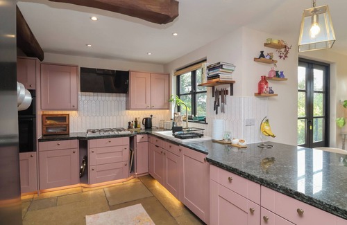 Barnstaple Cottage | HEDGEROSE, pet friendly, character holiday cottage in Barnstaple