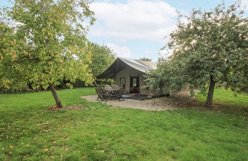 Bewdley Cottage | HEDGEROW, pet friendly, with hot tub in Bewdley