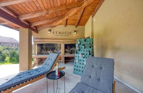 Ludbreg Apartment | Hedonistic Vineyard Estate With Hot Tub - Happy Rentals