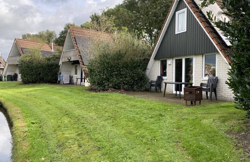 Gramsbergen House | Heerlijk Vakantiehuis aan de Vijver met Whirlpool en Open Haard! Huisdier Welkom