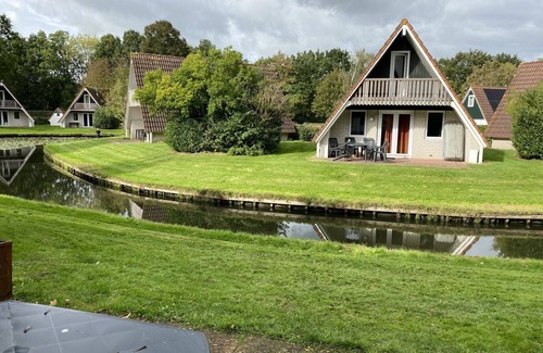 Gramsbergen House | Heerlijk Vakantiehuis aan de Vijver met Whirlpool en Open Haard! Huisdier Welkom