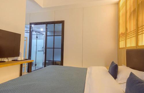 Emeishan House | Heinemann Hotel courtyard or terrace king room A108 with a jacuzzi and a local