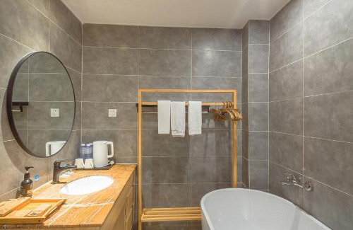 Emeishan House | Heinemann Hotel courtyard or terrace king room A108 with a jacuzzi and a local