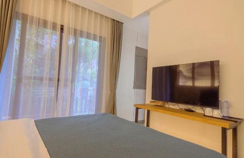 Emeishan House | Heinemann Hotel courtyard or terrace king room B106 with a jacuzzi and a local