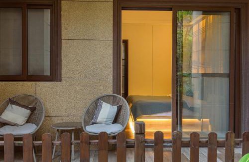 Emeishan House | Heinemann Hotel courtyard or terrace king room B106 with a jacuzzi and a local
