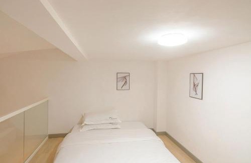 Emeishan House | Heinemann Hotel loft suite with two king beds A306 with a jacuzzi and a local
