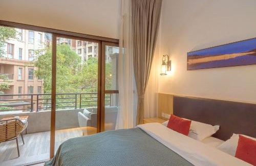 Emeishan House | Heinemann Hotel loft suite with two king beds A306 with a jacuzzi and a local