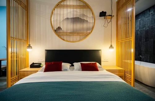 Emeishan House | Heinemann Hotel standard king room Building A— with a jacuzzi and a local