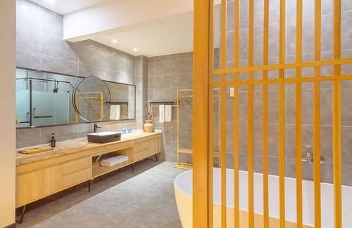 Emeishan House | Heinemann Hotel Terrace Double Room B206 – with Jacuzzi and local amenities