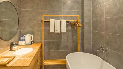 Emeishan House | Heinemanns Guest House With Jacuzzi Local Family vibes