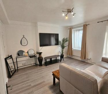 Tulse Hill Apartment | Helen host