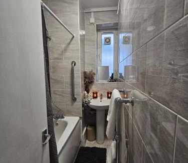 Tulse Hill Apartment | Helen host