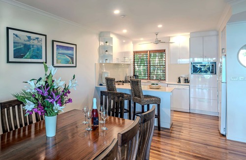 Hamilton Island Apartment | Heliconia 1 Hamilton Island - oceanviews, buggy and transfers